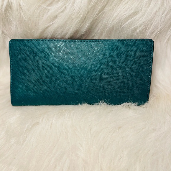 Green Michael Kors wallet - Picture 2 of 4